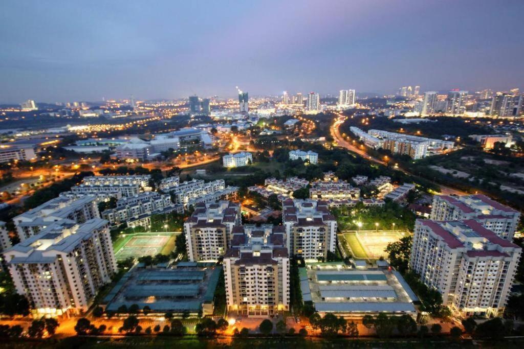Lovely 3-Bedroom Serviced Apartment @ Cyberjaya Exterior photo